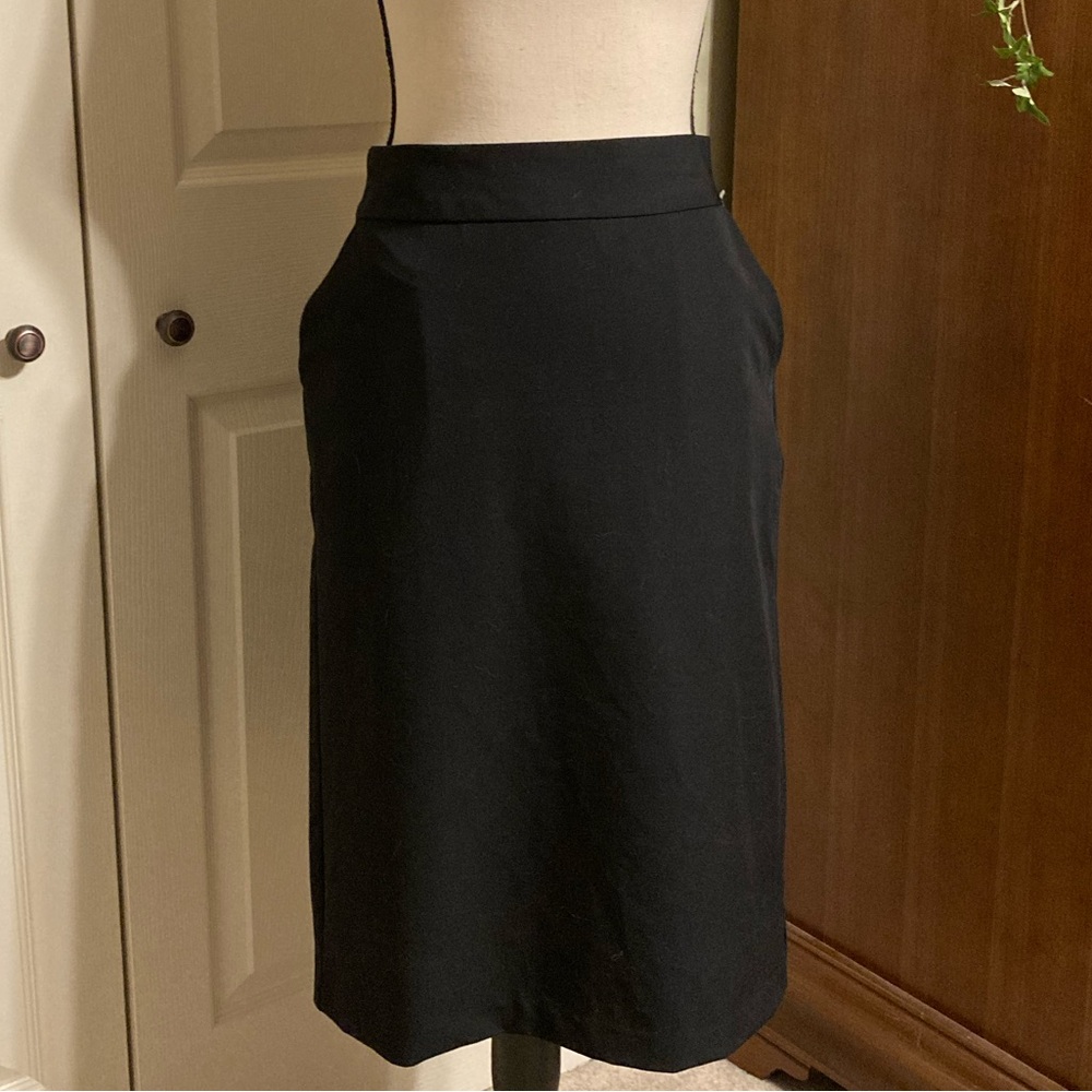 Liz Claiborne black skirt. Size 8 NWT